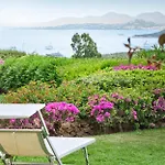 Prázdninový dům Amazing Two-Bedroom House With Sea View In Cala Di Volpe
